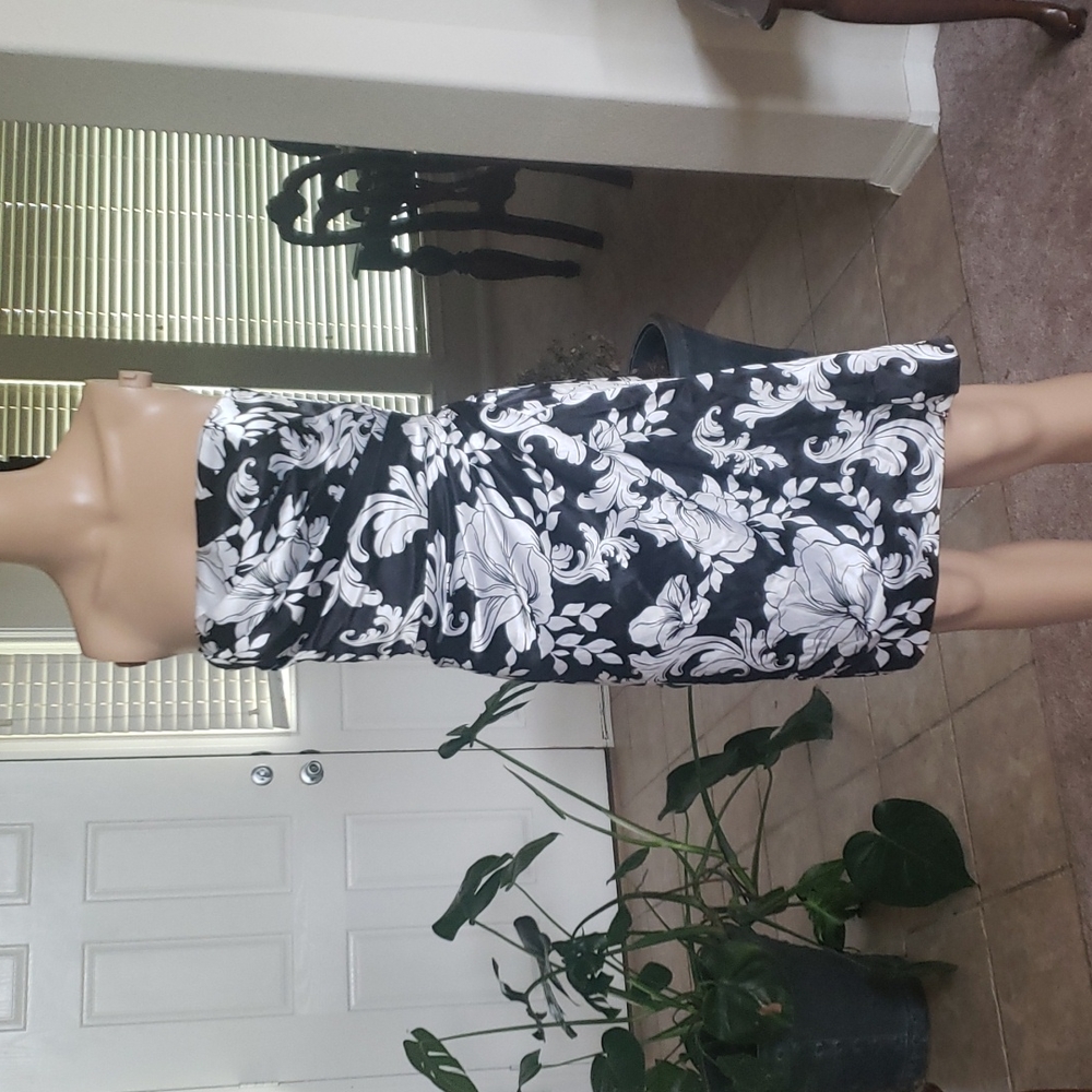 White House Black Market 00 satin feeling white flower ruched strapless midi